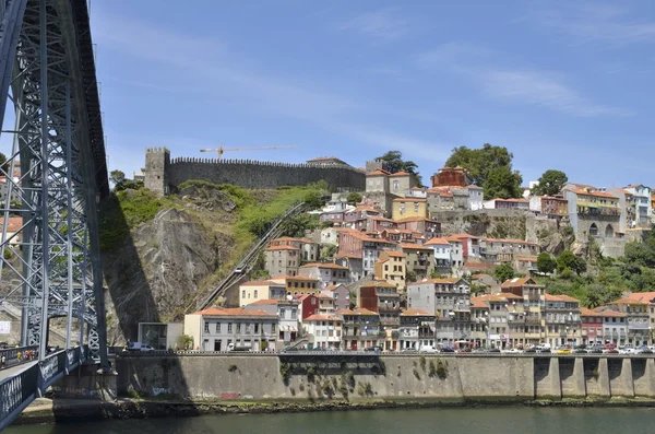 Casas antigas ao lado da Ponte Don Luis — Fotografia de Stock