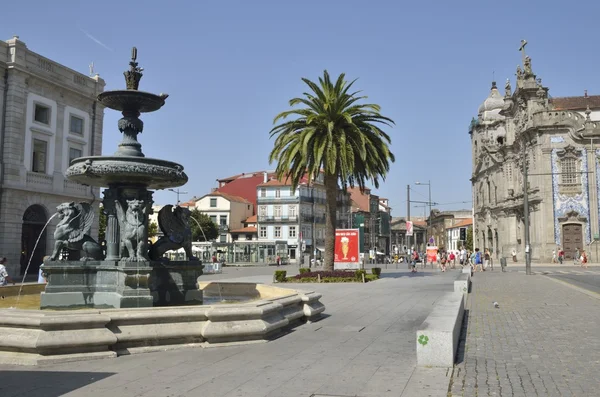 Fuente junto a la iglesia de Carmo — Foto de Stock