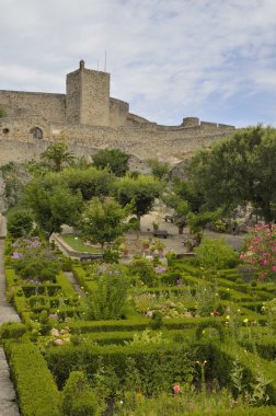 Kalenin önünde bahçeleri