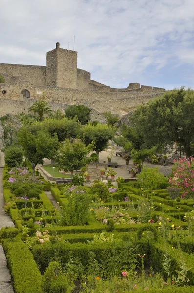 Giardini di fronte al castello — Foto Stock