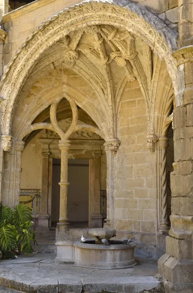 Fuente en la iglesia del claustro —  Fotos de Stock