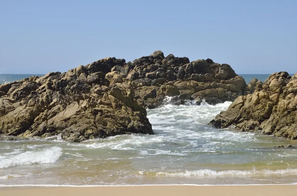 Grandes rochas no mar — Fotografia de Stock