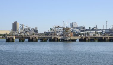 Kimya fabrikasında bağlantı noktası