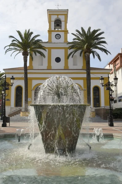 Fontein in de Plaza van de kerk — Stockfoto