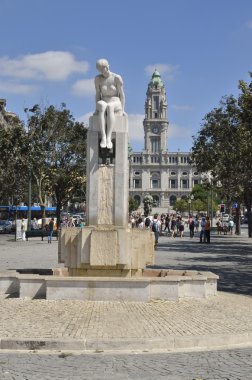 Gençlik Caddesi Dos Aliados heykeli 