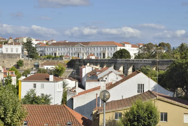 Akvedukten och byggnader av Coimbra — Stockfoto