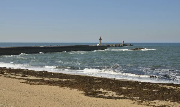 Leuchtturm am Strand von Porto — Stockfoto