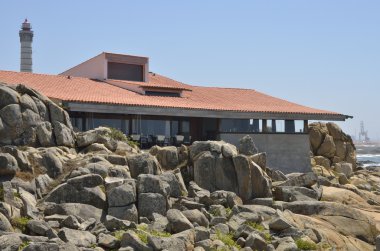 Kayaların üzerinde Restoran