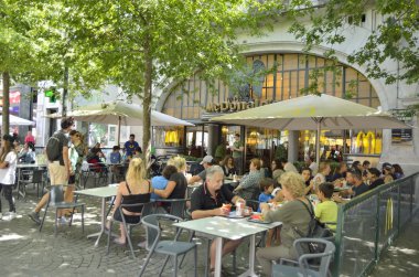 Açık hava Mc Donalds restoranı