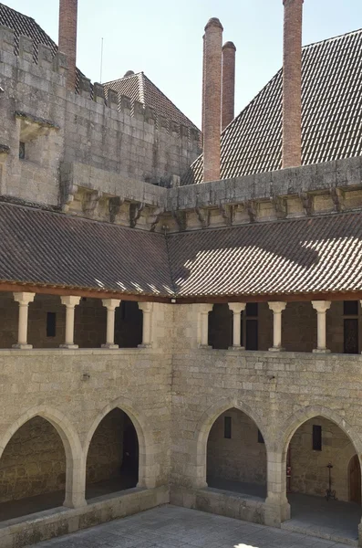 Hörnet inre uteplats av slotten av hertigarna av Braganças palats — Stockfoto