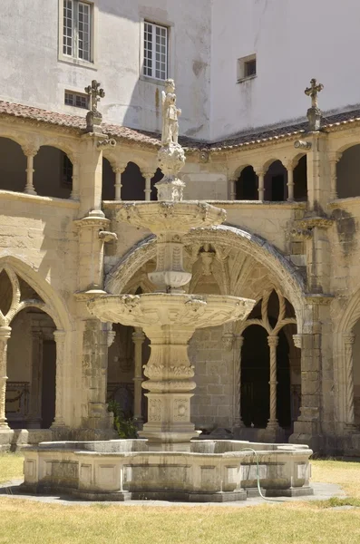 Fuente en patio de claustro — Foto de Stock