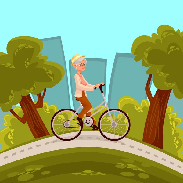 Красивая пожилая женщина в соломенной шляпе на велосипеде в парке — стоковое фото
