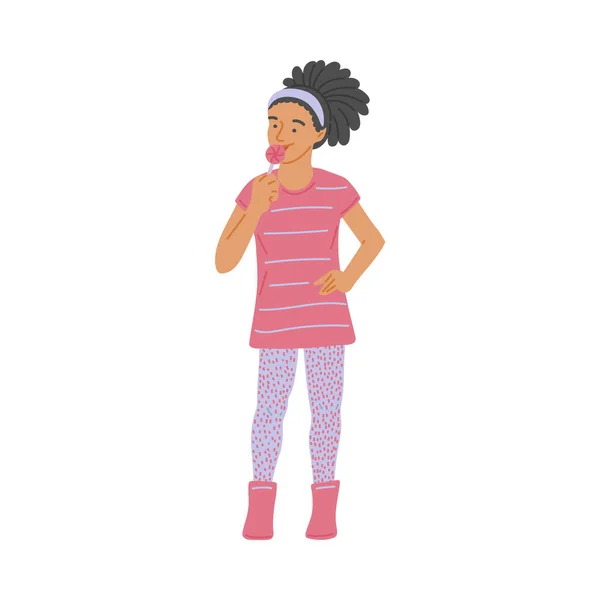 Chica adolescente en ropa moderna lamiendo piruleta, vector plano ilustración aislado. — Vector de stock