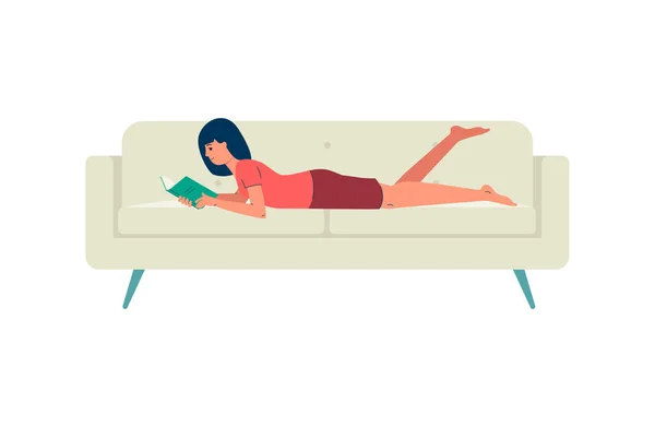 Mujer leyendo libro en casa acostado en un sofá acogedor — Vector de stock