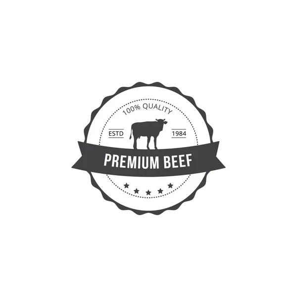 高档牛肉，圆形复古徽章与奶牛轮廓。优质食品券 — 图库矢量图片