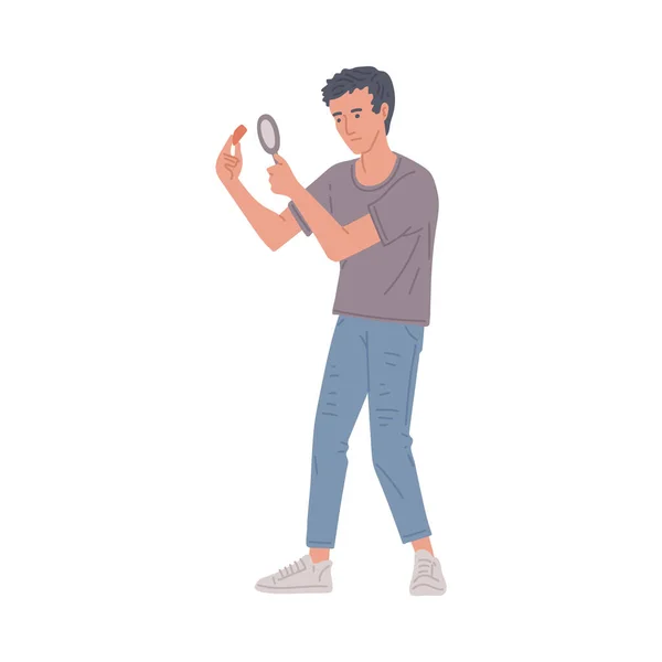 Homme avec loupe examine la preuve ou indice plat vecteur illustration isolé. — Image vectorielle