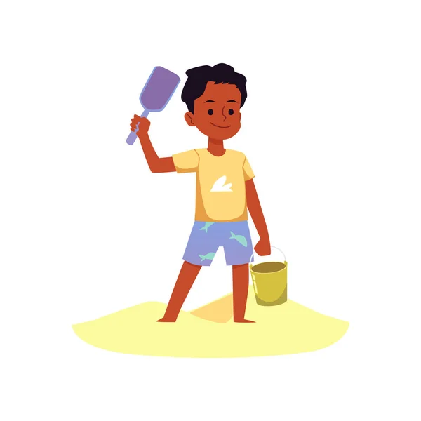 Симпатичний хлопчик на піску з іграшковою лопатою та відром, плоска векторна ілюстрація ізольована . — стоковий вектор