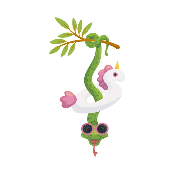 Смешная мультяшная змея в солнцезащитных очках висит на дереве вверх ногами — стоковый вектор