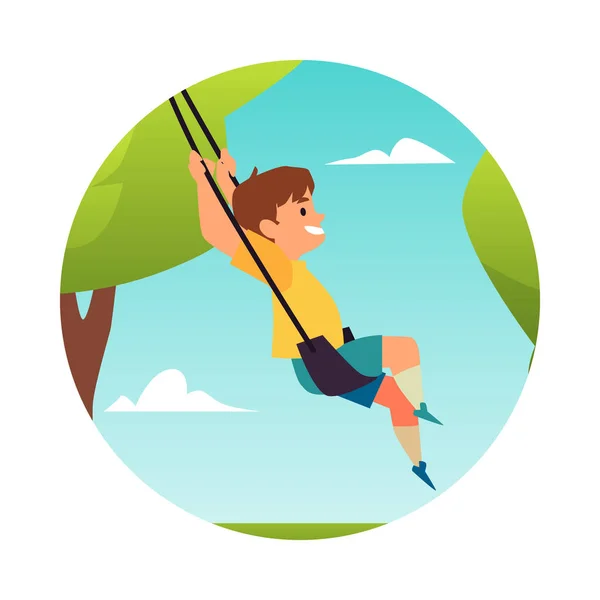 Счастливый мальчик веселится на веревке качели в парке или на детской площадке — стоковый вектор