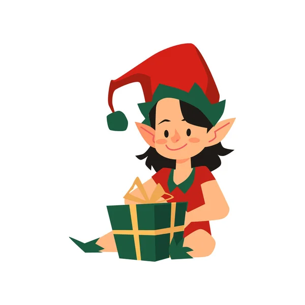 Симпатична Різдвяна дівчина Ельф помічник Санта Клаус сидить на підлозі з подарунком на свято . — стоковий вектор