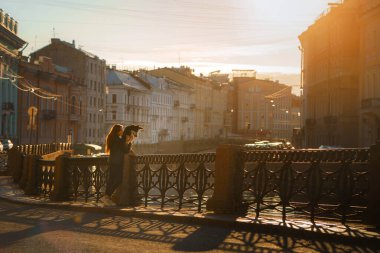 Kız ve köpek köprüde. Romantik bir ruh hali. Evcil hayvanla seyahat etmek 