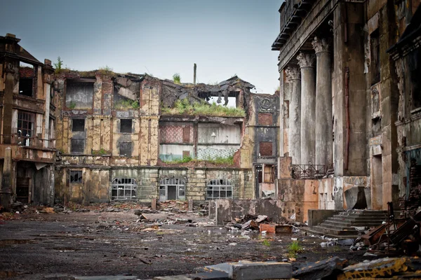 Crainte de dévastation de guerre Russie, paysages, mouillé, sale, ville natale — Photo