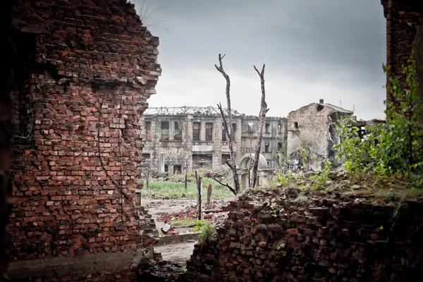 戦争の荒廃を恐れるロシア、風景、ウェット、汚い、家の町 — ストック写真