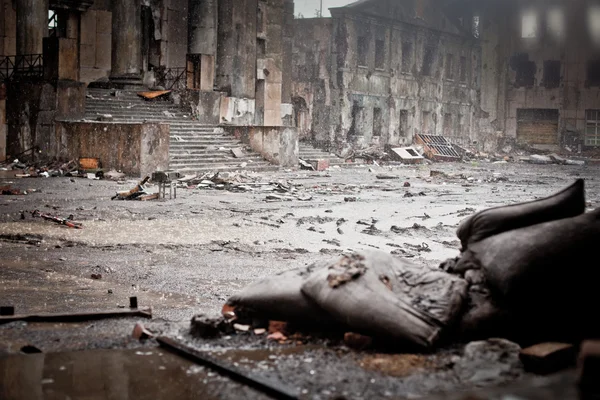 Krigets förödelse rädsla Ryssland, landskap, våta, smutsiga, hem stad — Stockfoto