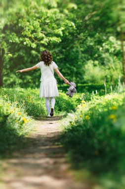 Kız yaz parkta yürüyor