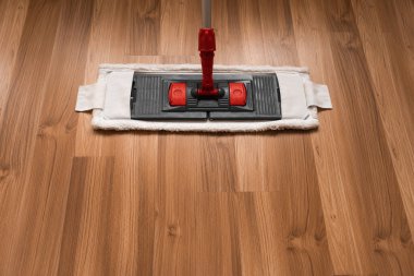 Paspas yere saçıldı. Evi paspasla temizlemek..