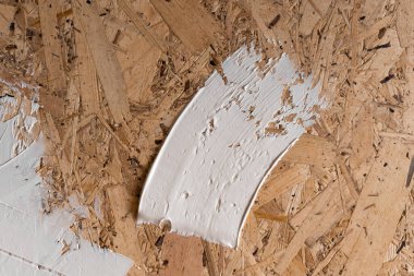 OSB plakası beyaz macunla kaplı. Ahşap bir yüzey süslemek