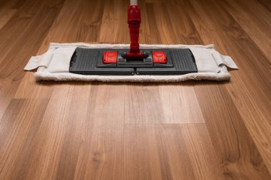 Paspas yere saçıldı. Evi paspasla temizlemek..