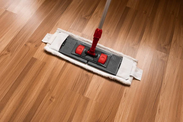 Paspas yere saçıldı. Evi paspasla temizlemek..