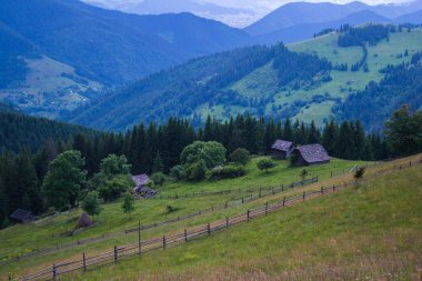 Tepenin yamacındaki evler