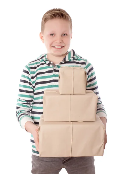 Jovem feliz segurando uma caixa de presente sobre o branco — Fotografia de Stock