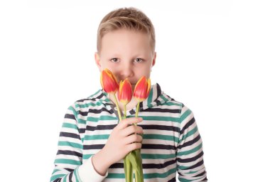 Beyaz arka plan üzerinde izole Lale ile genç çocuk