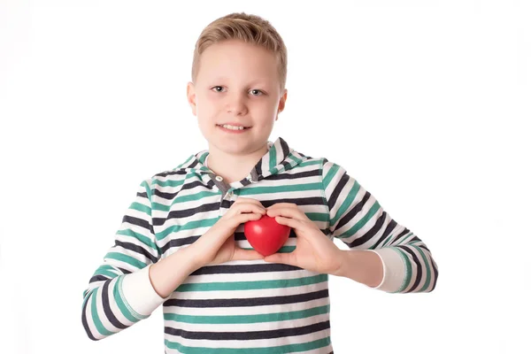 Мальчик держит сердце над белым — стоковое фото