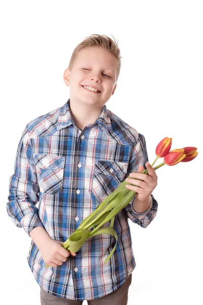 Мальчик с тюльпанами на белом фоне — стоковое фото