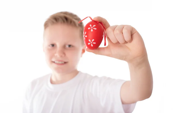 Мальчик со своими пасхальными яйцами поверх белого — стоковое фото