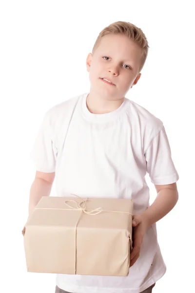 Jovem feliz segurando uma caixa de presente sobre o branco — Fotografia de Stock