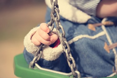 Küçük çocuk el salıncak ile zincir