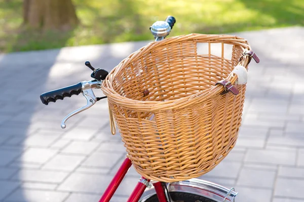 Cykel med rotting korg — Stockfoto