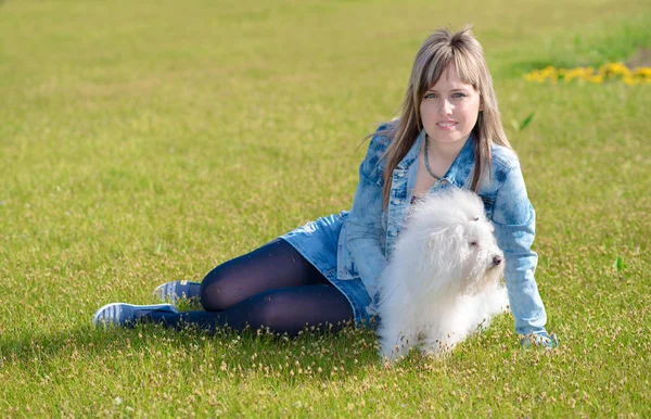 Krása ženy a jejího psa v parku — Stock fotografie