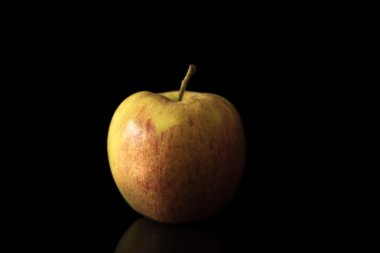 Olgun elma siyah bir izole