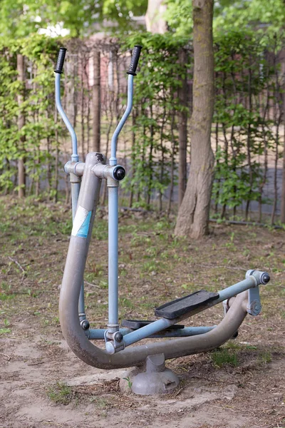 Gamla järn elliptical tränad i park — Stockfoto