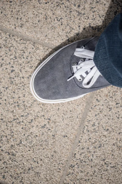Scarpe di tela che camminano sul cemento — Foto Stock
