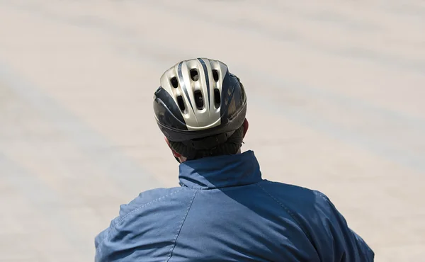 Фото крупным планом человека со шлемом — стоковое фото