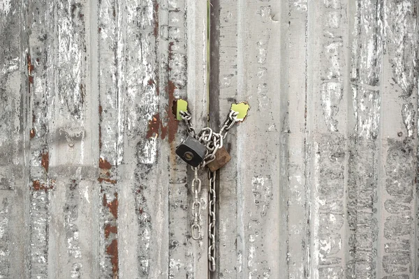 Vieux cadenas rouillé sur porte métallique — Photo