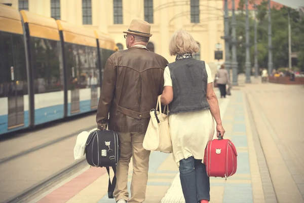 Vieux couple voyagent dans la ville — Photo