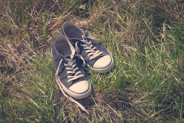 Vintage φωτογραφία του πάνινα παπούτσια με χόρτο — Φωτογραφία Αρχείου
